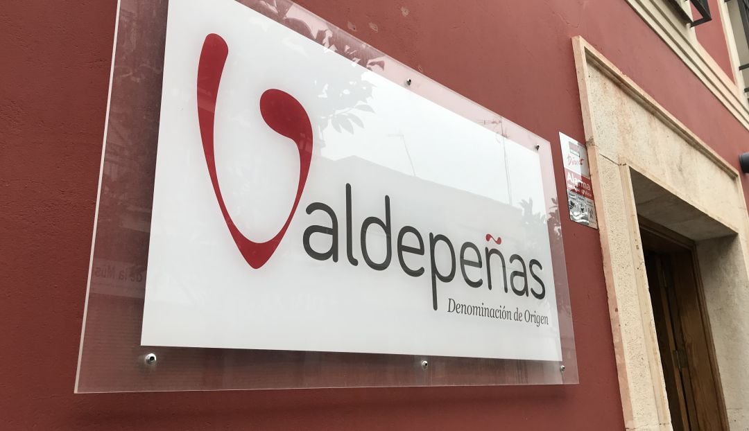 Imagen de la cartelería de la D.O. Valdepeñas, en la fachada principal de la sede de esta Denominación de Origen 