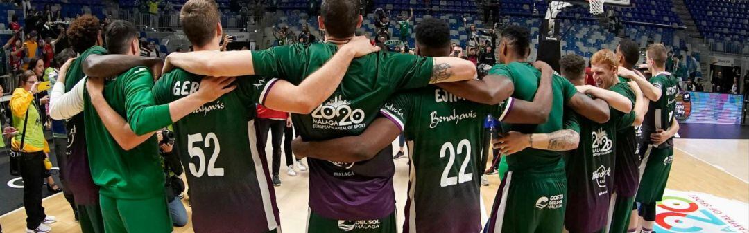 Los jugadores del Unicaja saludan a los aficionados de la grada