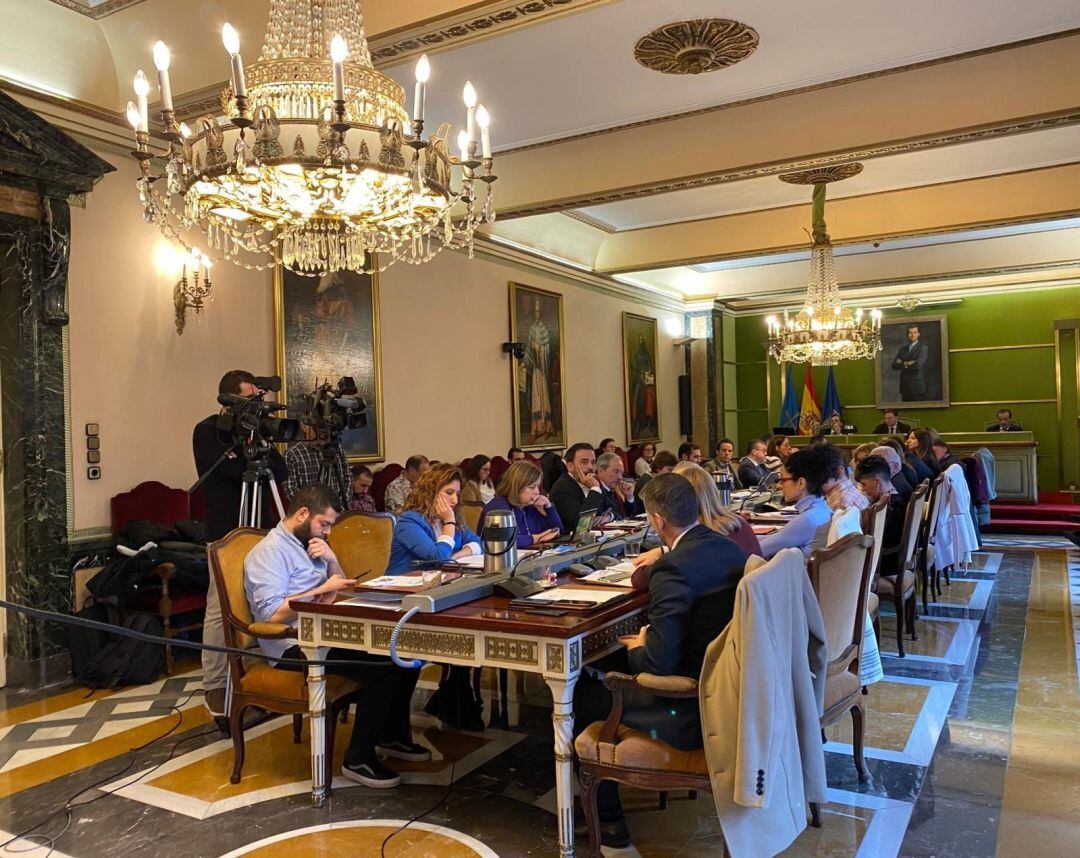 La bronca permanente se ha convertido en el tono habitual en los plenos del Ayuntamiento de Oviedo.