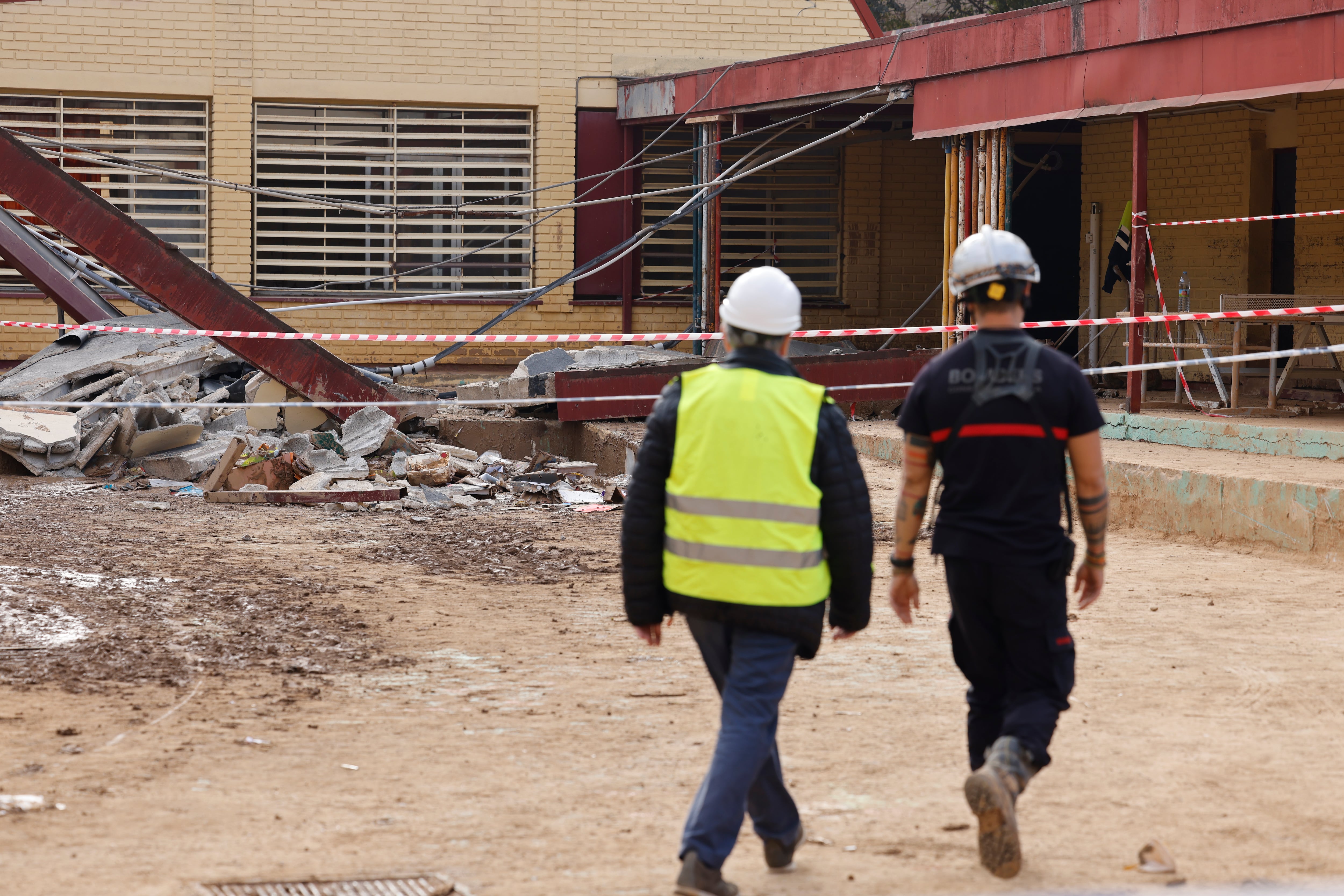 Massanasa (Valencia), 24/11/2024.- Bomberos en la zona que ha colapsado en el colegio Lluís Vives de Massanassa (Valencia), una de las zonas afectadas por la dana, donde un operario que estaba realizando tareas de limpieza ha fallecido este domingo tras el derrumbe de parte del tejado del centro educativo. EFE/Ana Escobar
