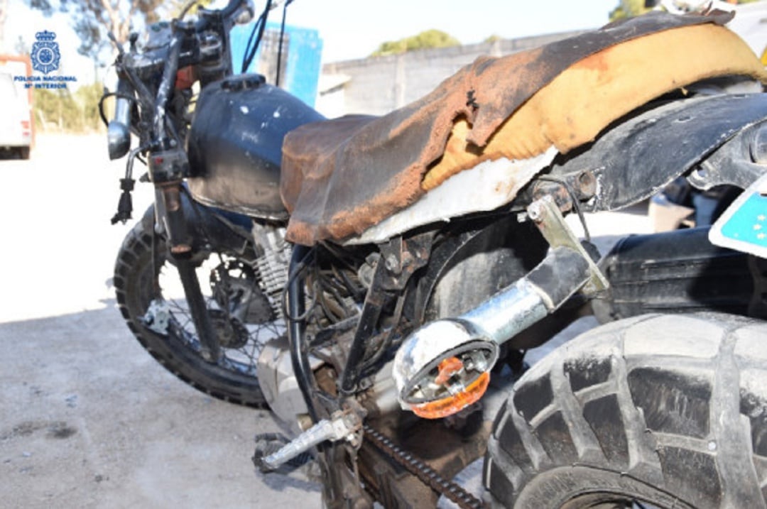 La moto salió despedida de la carretera.