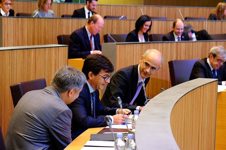 El cap de Govern amb alguns dels seus ministres abans d'iniciar-se la sessió de control d'avui al Consell General.