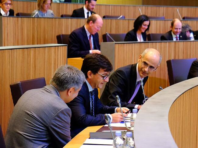 El cap de Govern amb alguns dels seus ministres abans d'iniciar-se la sessió de control d'avui al Consell General.