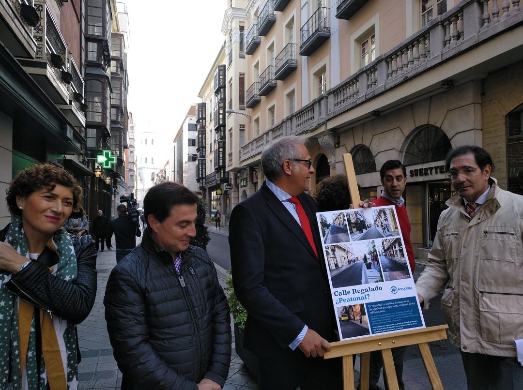 Los concejales del PP con el representante de los comerciantes de la calle Regalado