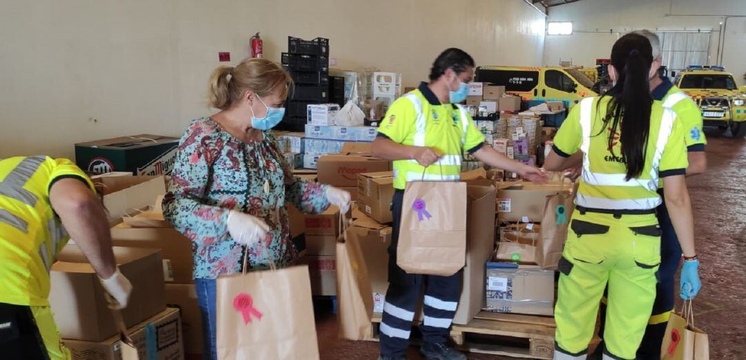 La concejal de Educación de Arrecife, Rosario González, junto efectivos de EMERLAN.