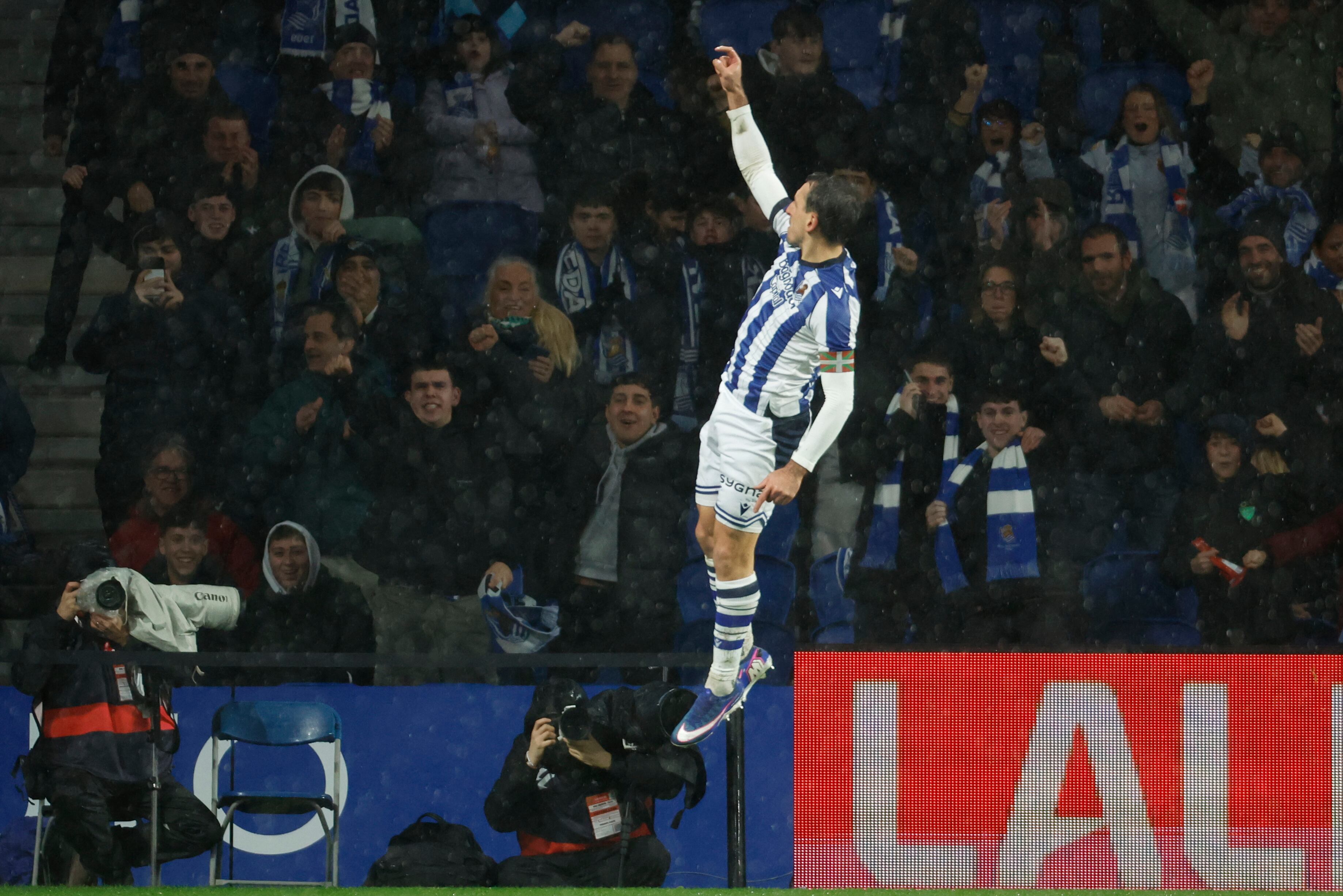 SAN SEBASTIÁN, 25/01/2026.- El delantero de la Real Sociedad Mikel Oyarzabal celebra su gol, primero del equipo donostiarra, durante el partido de la jornada 21 de LaLiga disputado entre la Real Sociedad y el Celta de Vigo este domingo en el estadio de Anoeta, en San Sebastián. EFE/Javier Etxezarreta