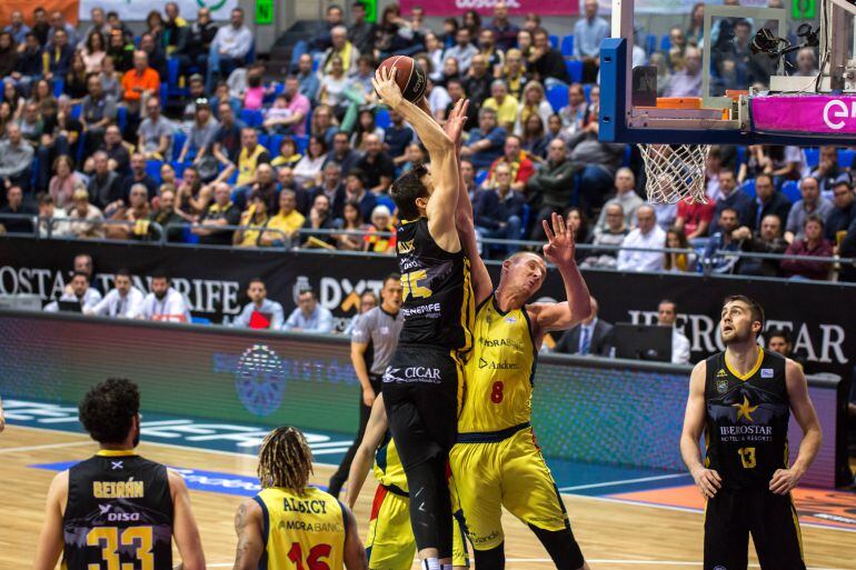 Allen trata de anotar ante la oposición de Iverson