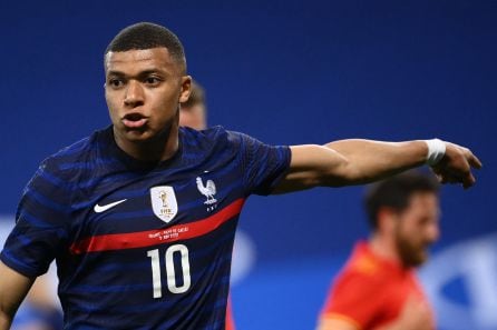 Mbappé durante un partido con la selección francesa