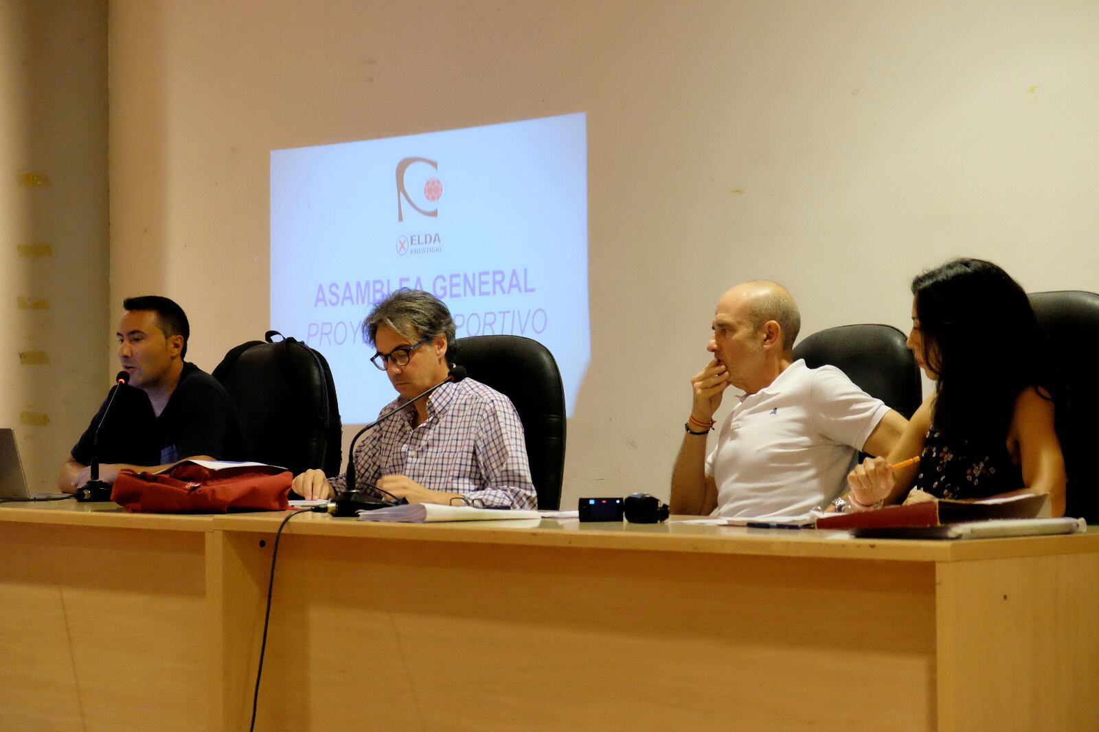 El Bm. Fem. Elda inicia una nueva etapa sin lastre económico