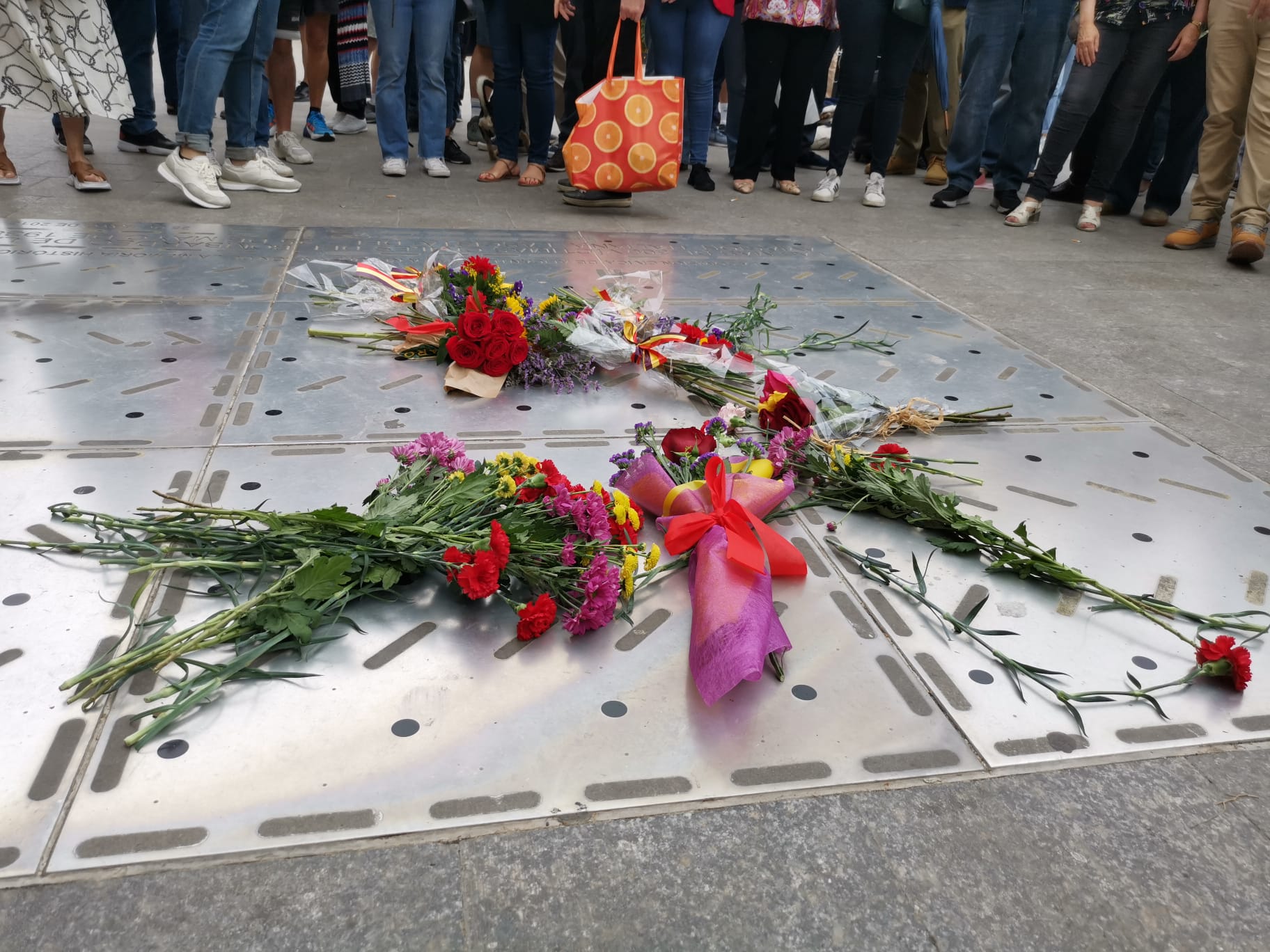 Flores sobre el memorial del bombardeo del Mercado Central. Foto: Daniel Rodríguez