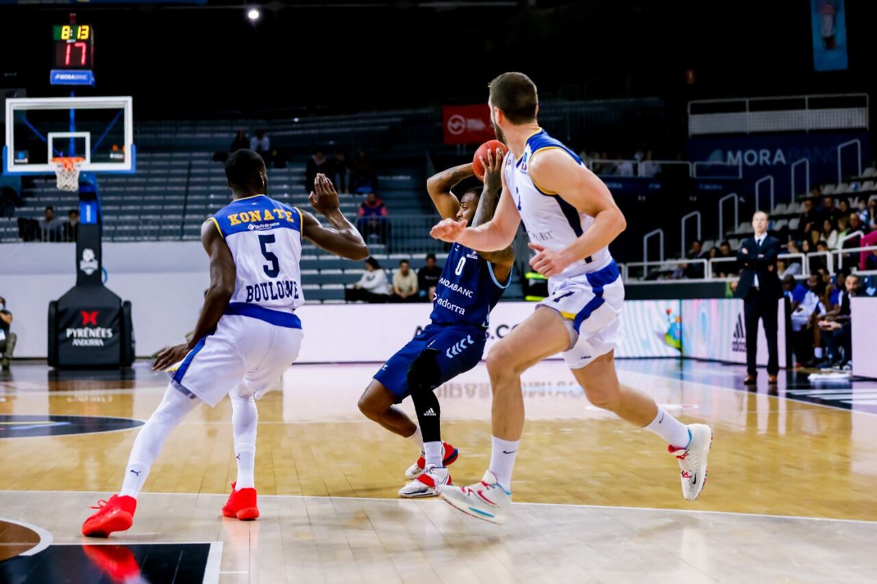 Codi Miller- McIntyre en una jugada davant el Metropolitans.