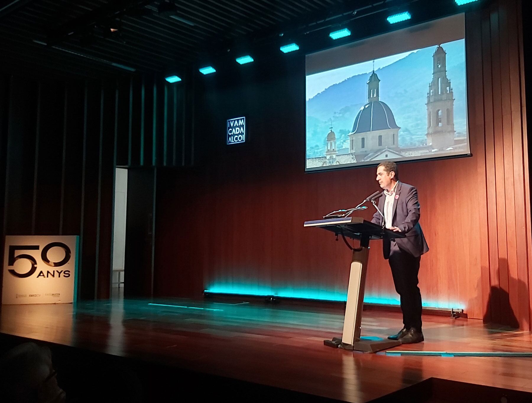 El alcalde de Alcoy, Toni Francés, dirigiendo unas palabras a los asistentes al acto del 50 aniversario