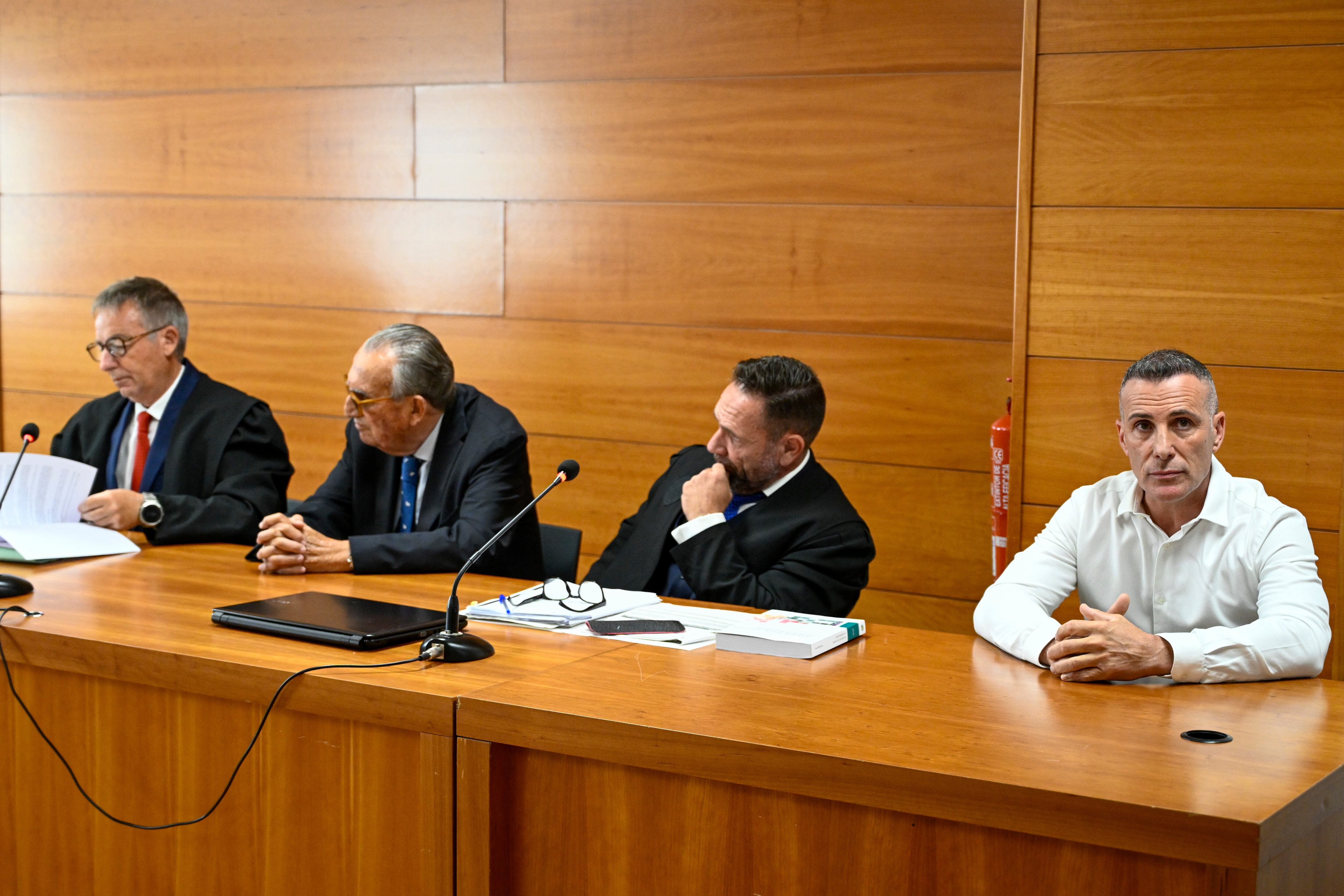 GRAFCVA7588. CASTELLÓN DE LA PLANA, 19/05/2025.- El expresidente de la Diputación de Castellón y del PP provincial Carlos Fabra (2º i) y el expiloto de motociclismo Álex Debón (d) durante la primera sesión del juicio con jurado que acoge la Audiencia de Castellón por un presunto delito de cohecho en el que figuran como acusados por presuntas irregularidades en un patrocinio del aeropuerto de Castellón. EFE/Andreu Esteban
