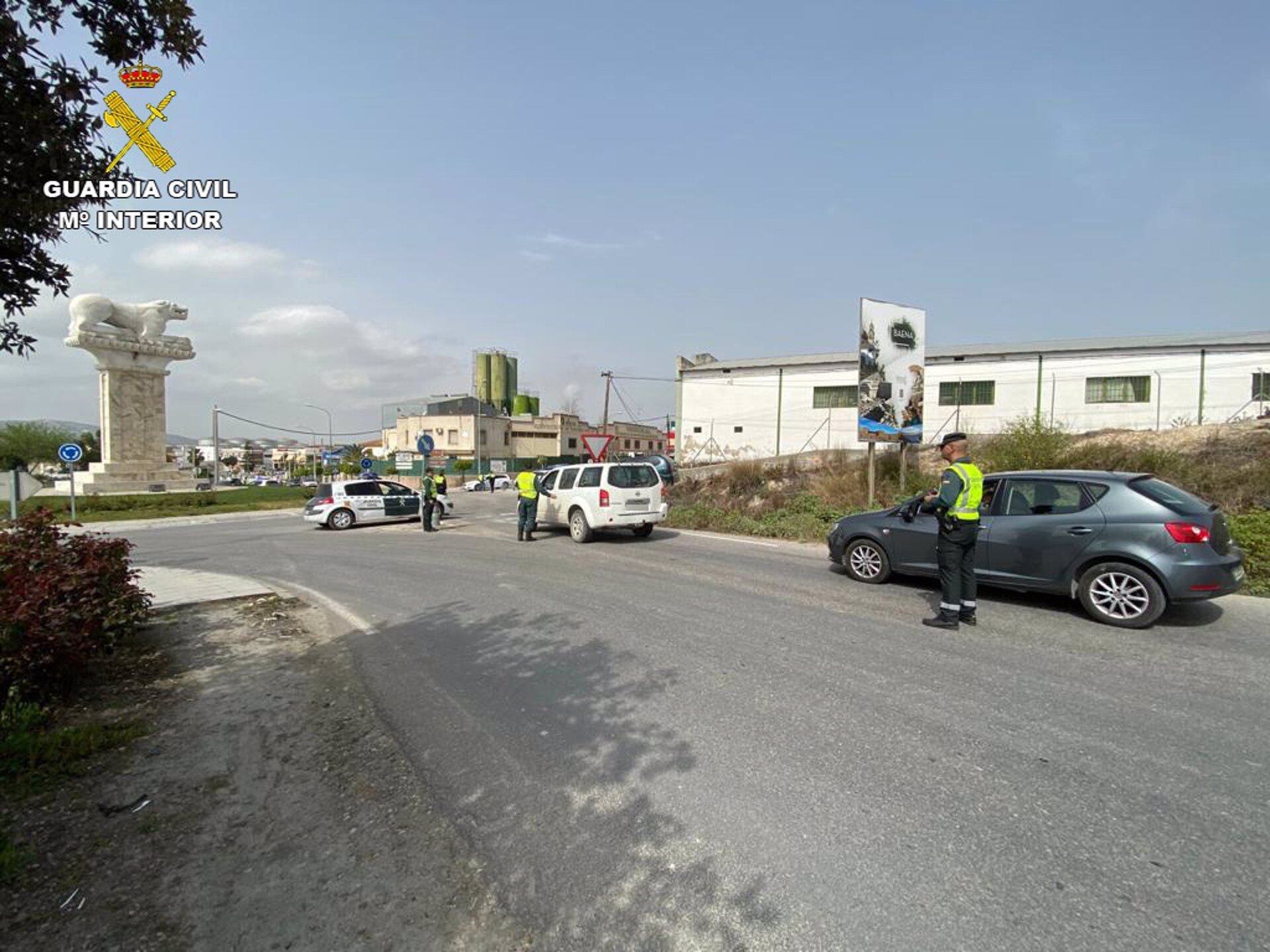 Una patrulla de la Guardia Civil en Baena (Córdoba).