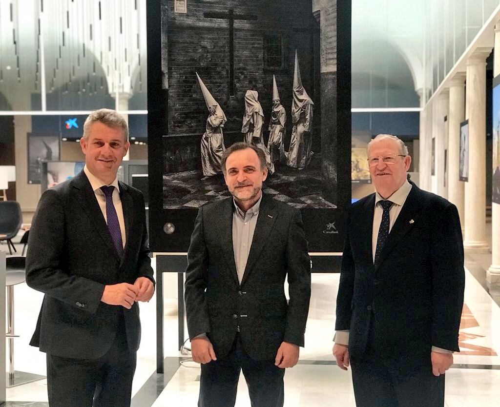 De izquierda a derecha, Ignacio Blasco, Juan Carlos Hervás y Francisco Vélez, ante la fotografía galardonada, &quot;Calle Cruces&quot;