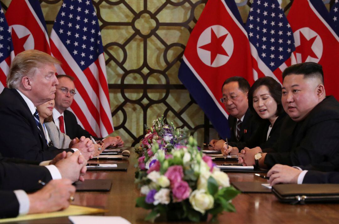 El presidente de Estados Unidos, Donald Trump, junto al líder de Corea del Norte, Kim Jong Un, durante su reunión en Hanoi