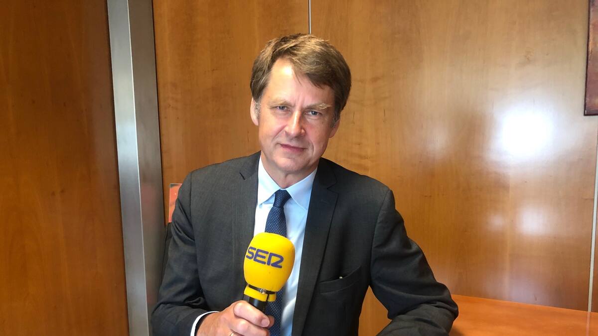 Huhg Elliot (embajador del Reino Unido): "Gestionar la saturación sí, fomentar la turismofobia no"