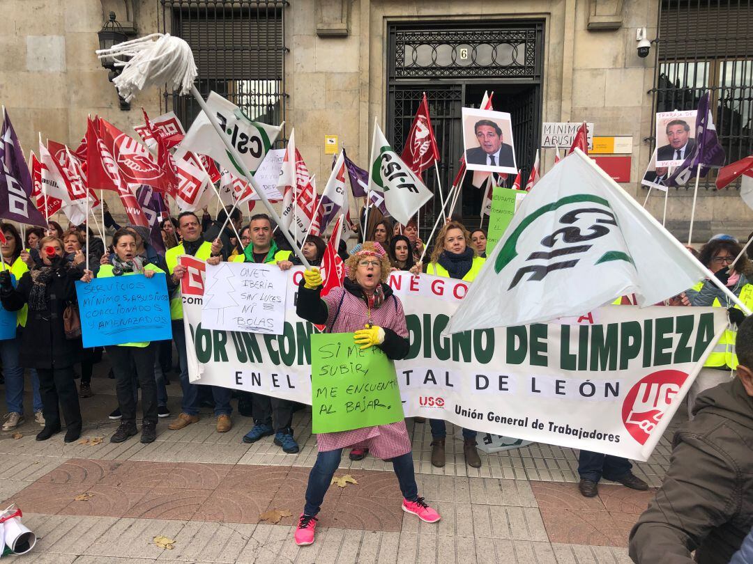 Los trabajadores se han concentrado hoy ante la Subdelegación del Gobierno