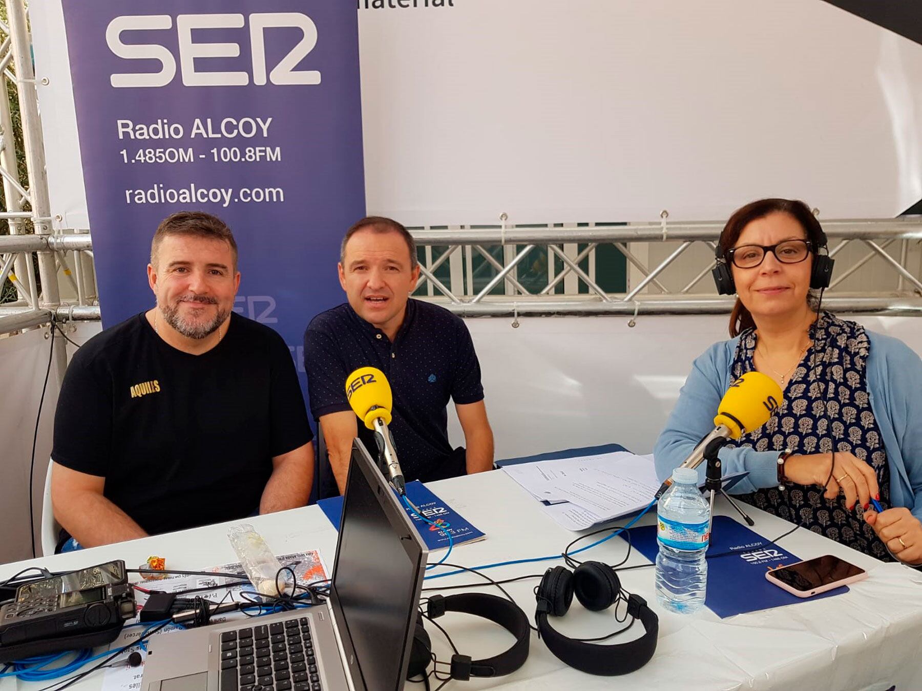 Lucía Gadea junto a los representantes de la exposición de Play-Mobil