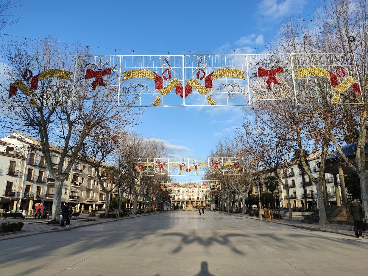 El Paseo de la Constitución de Baeza durante una tarde soleada de Navidad