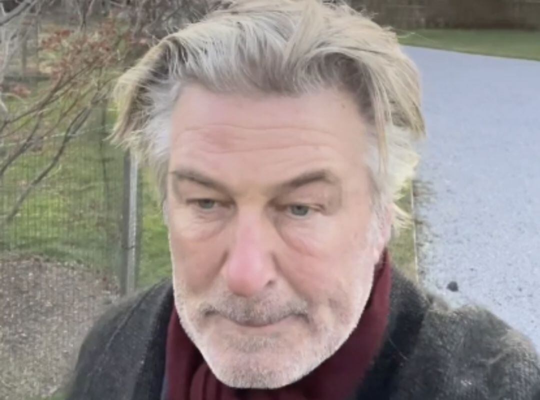 El actor Alec Baldwin ha publicado un mensaje en su perfil de Instagram en el que habla de la muerte de Halyna Hutchins (captura de vídeo).