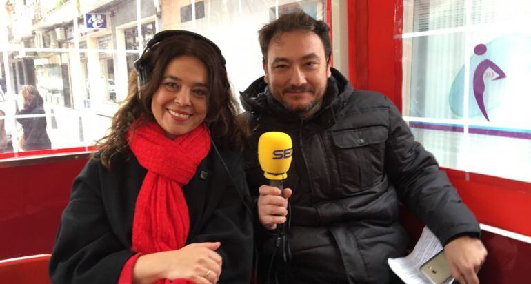 Pilar Zamora, alcaldesa de Ciudad Real, con nuestro compañero Agustín Cacho en el tren navideño al que han subido, estos días, más de 2000 personas.