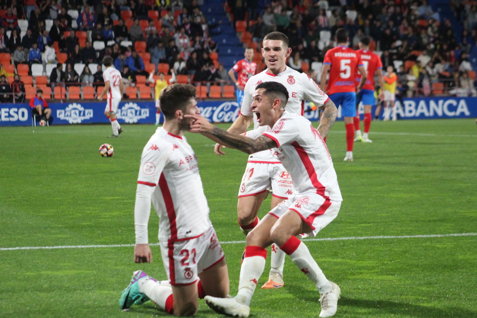 Los jugadores de la Cultural celebran uno de los goles / Isaac Llamazares