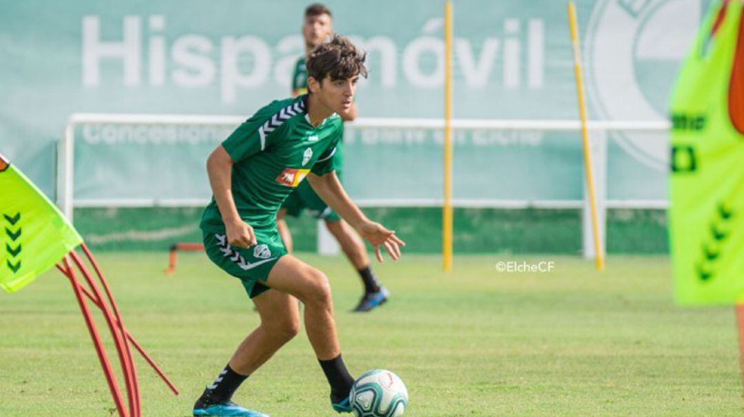 Gonzalo Villar en un entrenamiento con el Elche