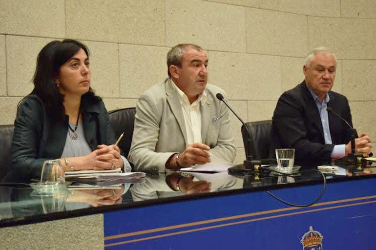 El presidente de la Diputación, Darío Campos, con la portavoz del PP, Elena Candia, y el diputado no adscrito, Manuel Martínez.