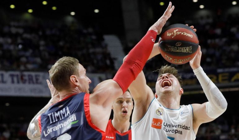 Jannis Timma consigue taponar al merengue Luca Doncic.