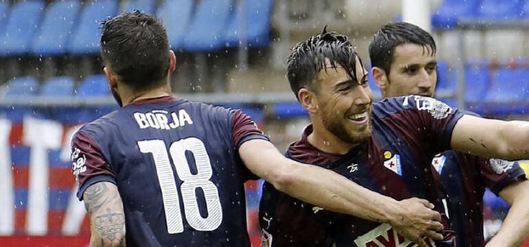 Borja Bastón celebra el gol de Enrich contra el Betis.