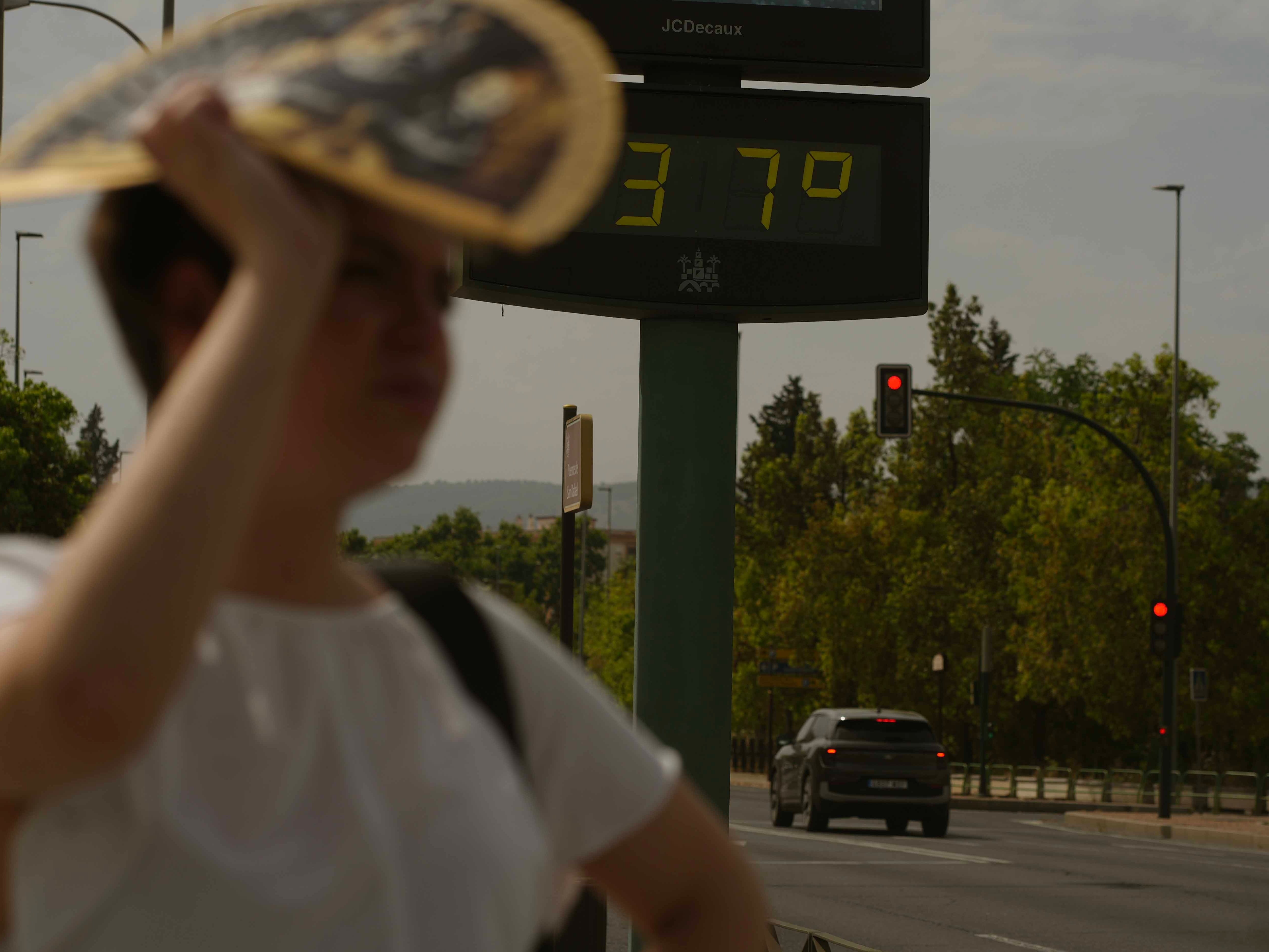 CÓRDOBA, 10/06/2025.- Un termómetro en el centro de Córdoba indica 37 grados de temperatura, mientras media España ha activado este martes el aviso naranja o amarillo por fuertes tormentas, con chubascos, granizo grande y rachas muy fuertes de viento, por lluvias, hasta 25 litros en una hora, en Andalucía están en amarillo por calor que registrará valores que subirán hasta 38 grados, informa la Aemet en su web. EFE / Rafa Alcaide
