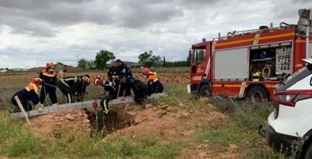 Momento del rescate del perro que cayó a un pozo