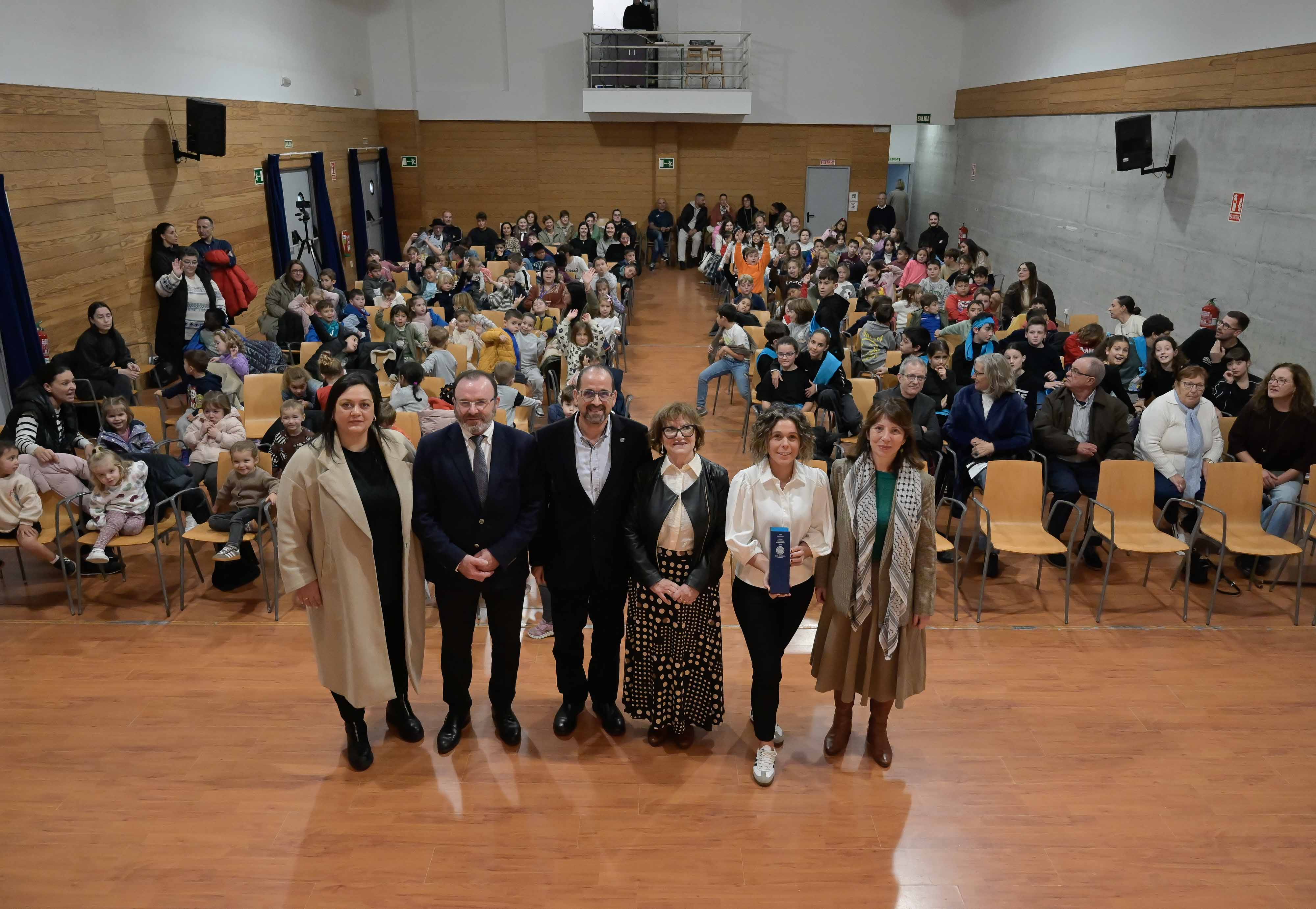 Acto de entrega do premio A lingua que eu falo da RAG ao CEIP Milladoiro de Malpica