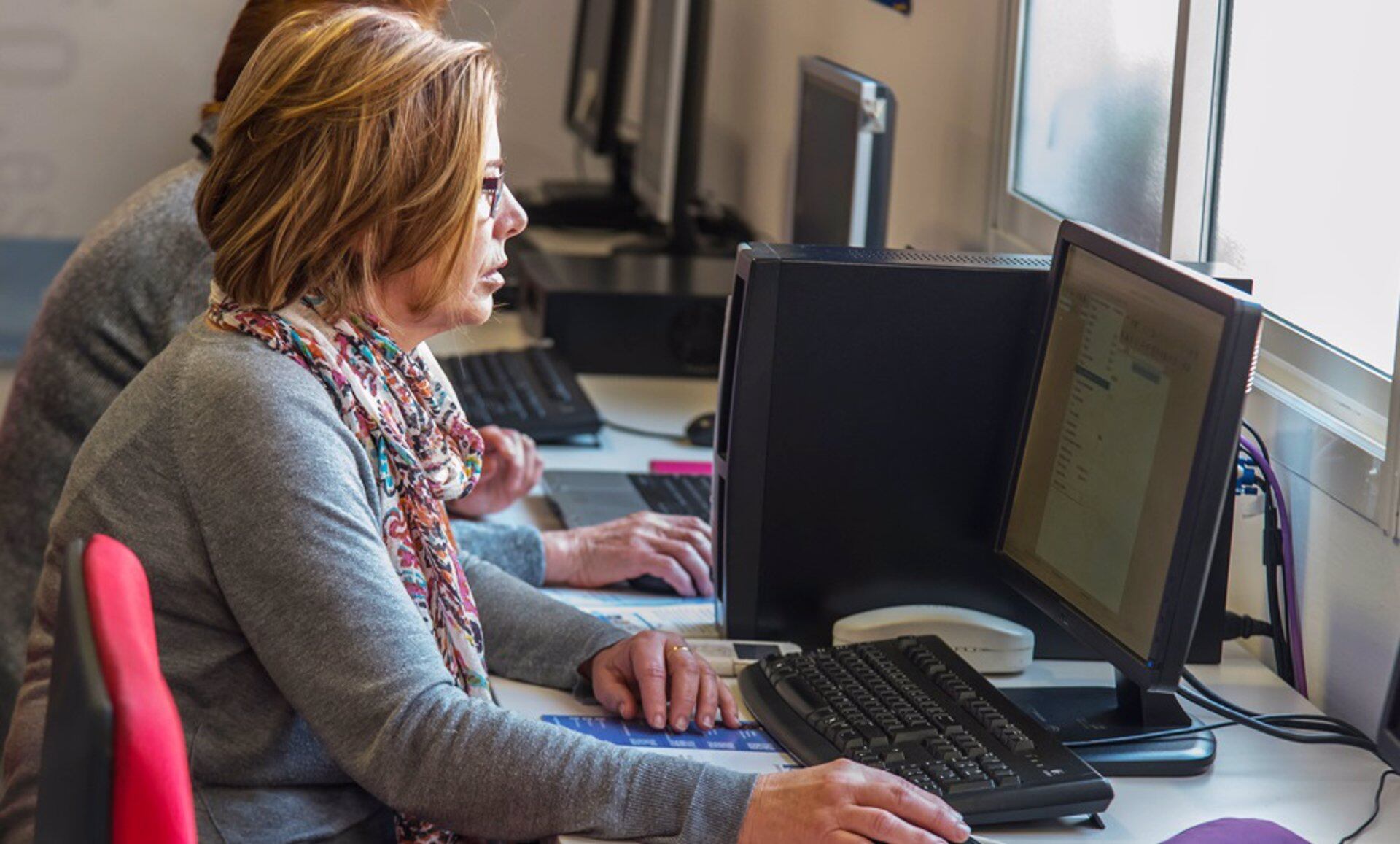 Usuarios en un centro Guadalinfo