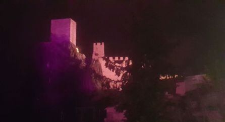 El castillo de La Irula lucirá el color morado en su alumbrado nocturno durante una semana