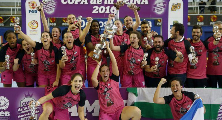 Las jugadoras del CB Conquero Huelva Wagen posan con la Copa de la Reina tras imponerse al Perfumerías Avenida en la final.