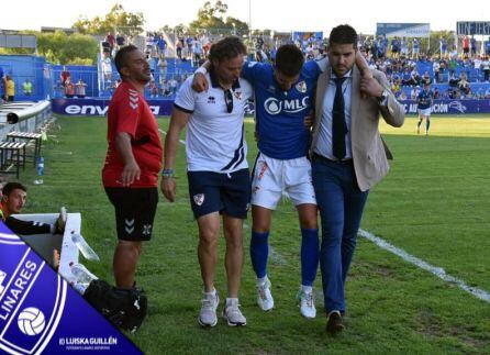 Oscar Benito y Jaime Parejo ayundan a Rosales a abandonar el campo tras su rotura del tendón de aquiles.