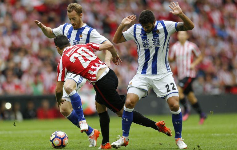 Raúl Navas trata de robar el balón al rojiblanco Aduriz en San Mamés