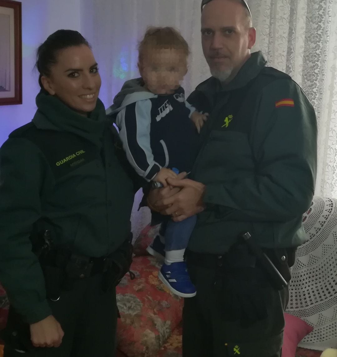 Bebé auxiliado por la Guardia Civil