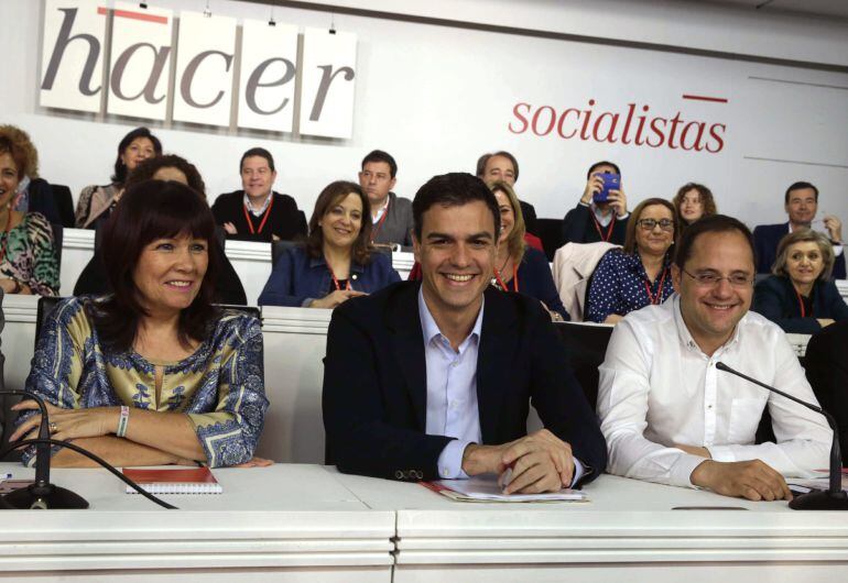 El secretario general del PSOE, Pedro Sánchez, acompañado por Micaela Navarro y Cesar Luena.