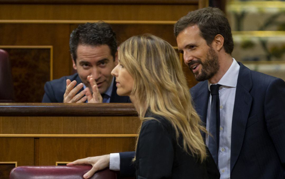 El secretario general del Partido Popular, Teodoro García Egea; la portavoz del Grupo Popular en el Congreso de los Diputados, Cayetana Álvarez de Toledo; y el presidente del PP, Pablo Casado, durante el pleno de sesión de control al Gobierno centrado en las medidas post-COVID 19.