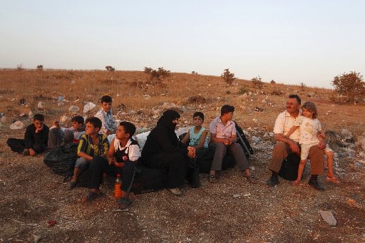 Cientos de refugiados sirios han cruzado la frontera no oficial con Turquía huyendo de una creciente campaña militar de las tropas sirias para recuperar bastiones rebeldes en la ciudad norteña de Aleppo.