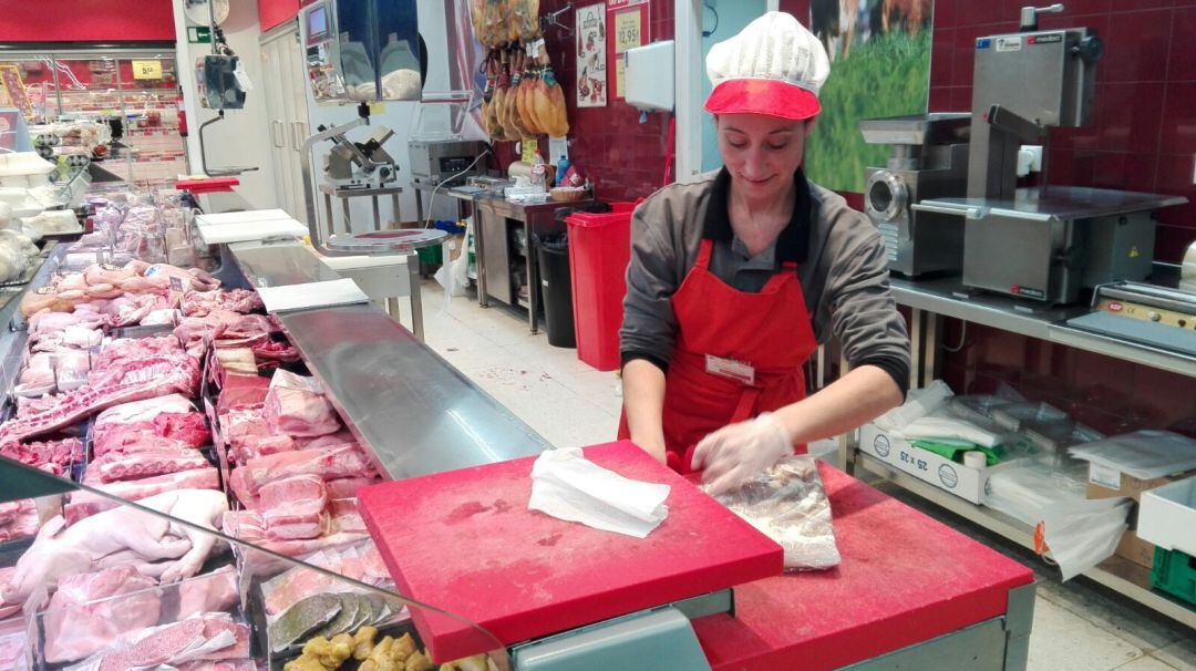 Cruz Roja lleva comida y bienes de primera necesidad a las personas mayores.
