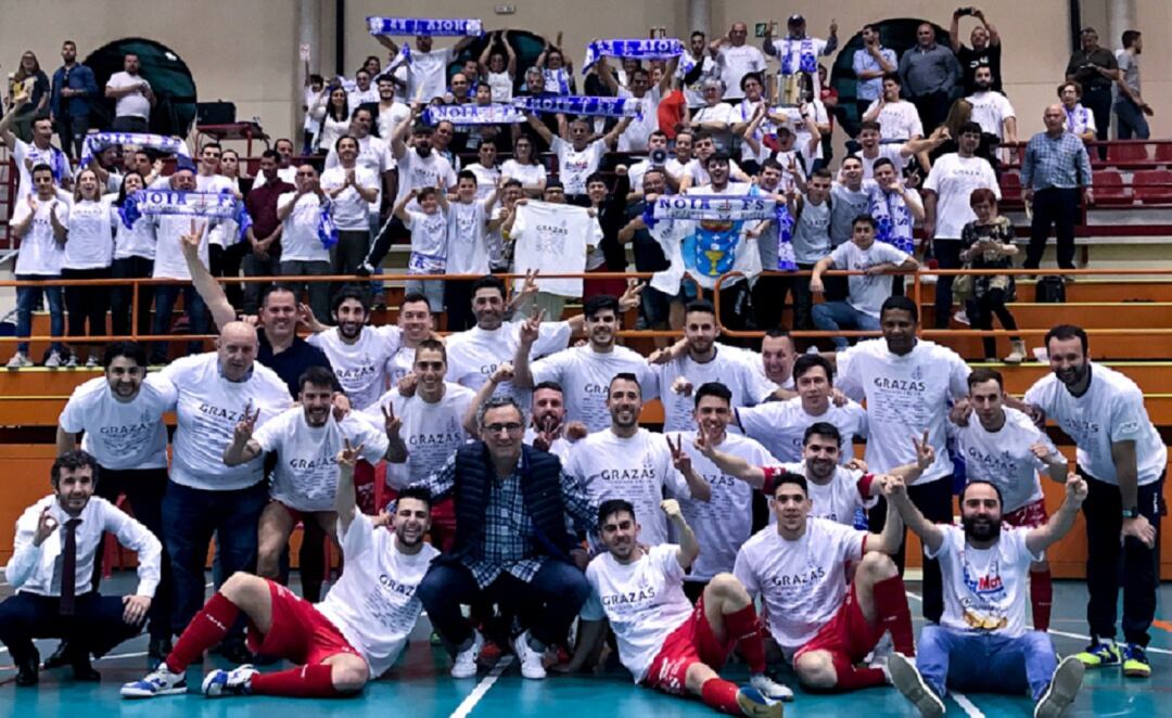 Equipo, directiva y afición, celebraron la permanencia en la pista del Rivas