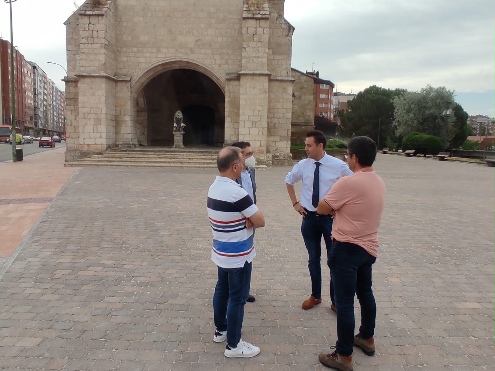 El alcalde de Burgos, Daniel de la Rosa, cursó la visita al entorno de la Iglesia Real y Antigua de Gamonal junto al concejal de Obras, Miguel Balbás, y dos representantes del Consejo de Barrio de Gamonal.