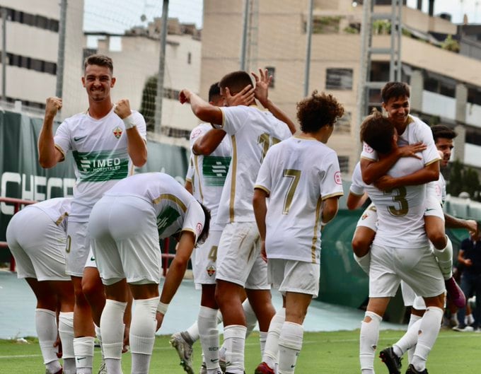 Los jugadores del Ilicitano celebran el gol de Alfaro al Orihuela