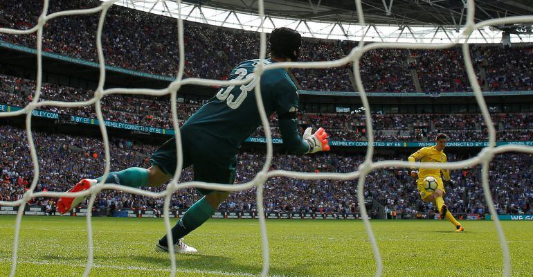 Courtois, justo antes de su lanzamiento en la tanda de penaltis ante el Arsenal