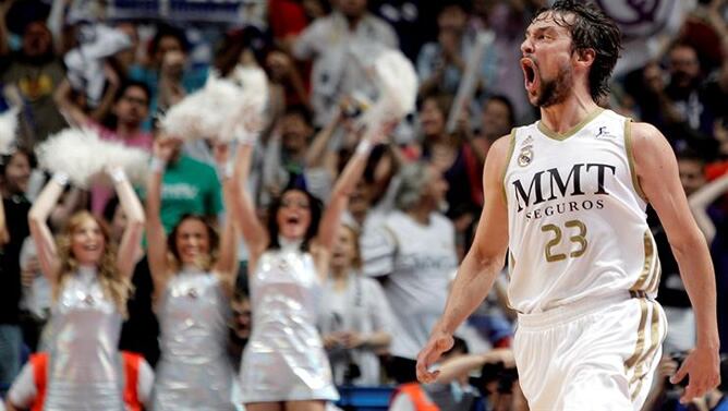 El base del Real Madrid Sergio Llull celebra una canasta durante el segundo partido de las semifinales de la Liga Endesa que ha disputado el conjunto madrileño con el Caja Laboral