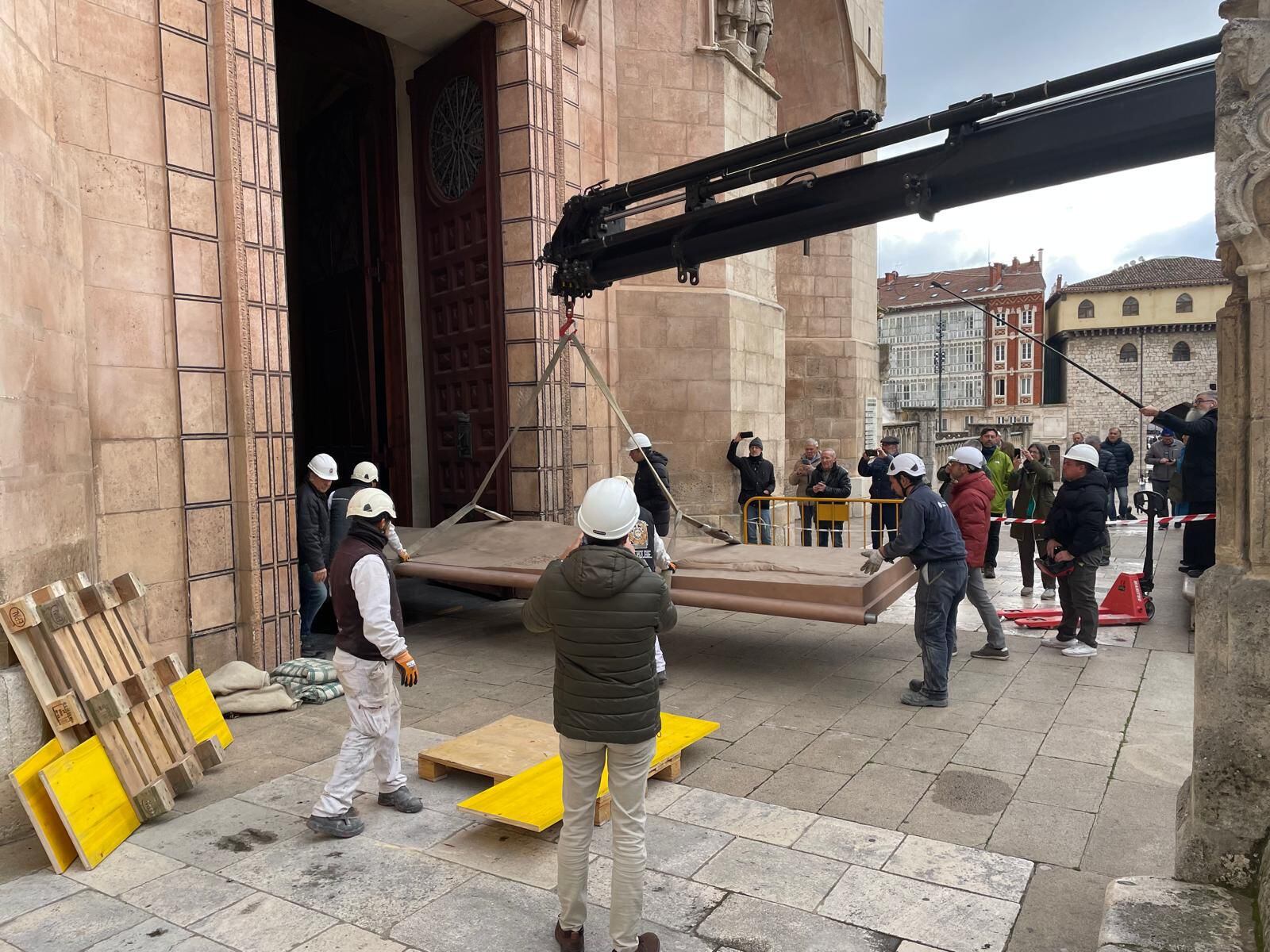 La primera de las puertas de Antonio López ha llegado a la Catedral de Burgos en la mañana del 20 de noviembre